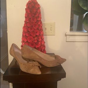 Tahari kiddie heel tan suede pump sz 8